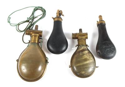 Konvolut von vier Pulverflaschen, - Historische Waffen, Uniformen, Militaria