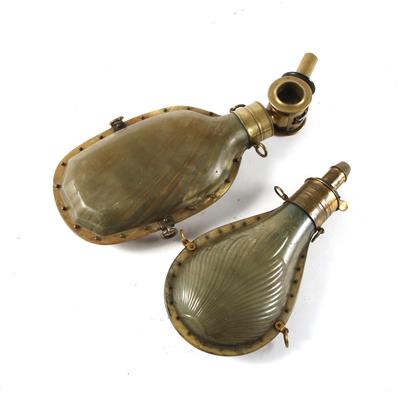 2 Pulverflaschen aus Horn, - Armi d'epoca, uniformi e militaria