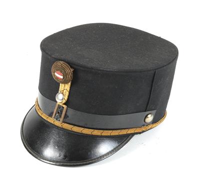 Schwarze steife Kappe für einen Offizier des 1. öst. BH, - Antique Arms, Uniforms and Militaria