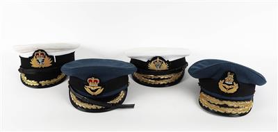 Konvolut von 4 Schirmmützen der Royal Navy, bzw. Royal Air Force: - Historische Waffen, Uniformen & Militaria