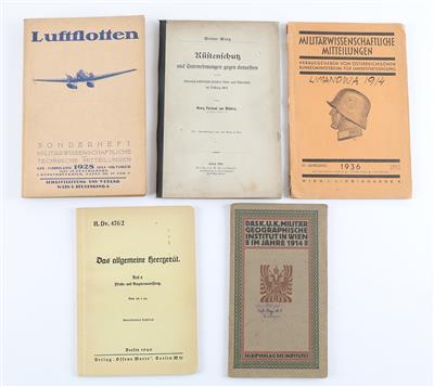 Konvolut von 5 militär. Broschüren zum Thema k. u. k. Armee u. Zwischenkriegszeit: - Historische Waffen, Uniformen & Militaria