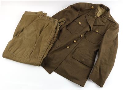Uniformkonvolut bestehend aus 2 Blusen, 2 Hosen, 2 Kopfbedeckungen: - Historische Waffen, Uniformen & Militaria