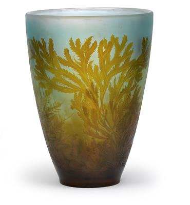 A large vase decorated with aquatic plants, - Stile Liberty e arte applicata del 900