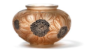 A René Lalique moulded “Dahlias” vase, - Jugendstil and 20th Century Arts and Crafts