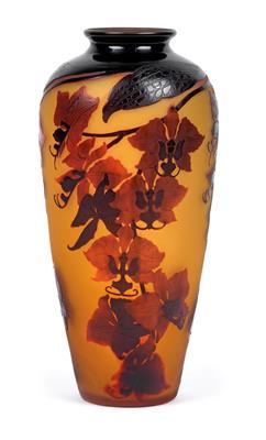 An overlaid and etched glass vase by Paul Nicolas, - Secese a umění 20. století