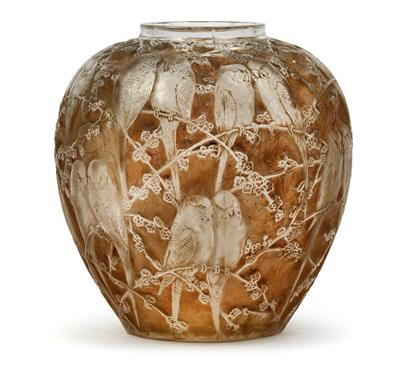 A moulded “Perruches” vase by René Lalique, - Jugendstil e arte applicata del XX secolo