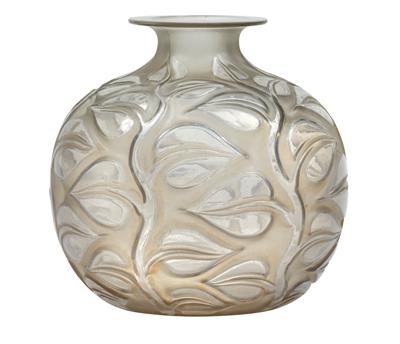 A moulded “Sophora” vase by René Lalique, - Jugendstil e arte applicata del XX secolo
