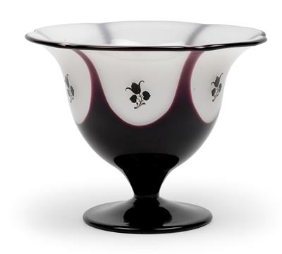 An overlaid Lötz Witwe footed glass vase, - Jugendstil e arte applicata del XX secolo
