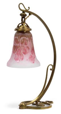 An overlaid and etched table lamp, - Jugendstil e arte applicata del XX secolo
