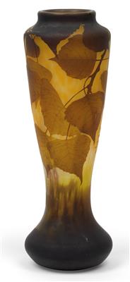 An overlaid and etched glass vase by Daum - Jugendstil e arte applicata del XX secolo