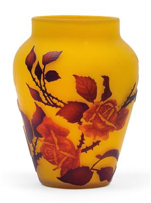 An overlaid and etched moulded “Roses” vase by Muller Frères, - Jugendstil e arte applicata del XX secolo
