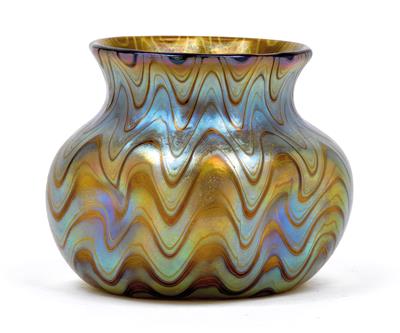 A Lötz Witwe glass vase, - Jugendstil e arte applicata del XX secolo
