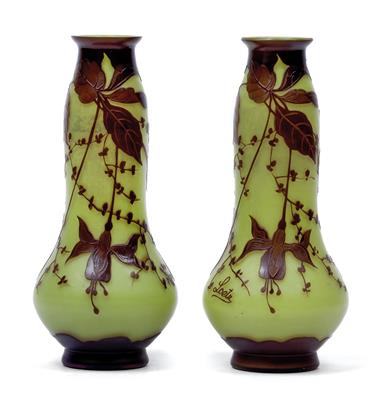 Paar Vasen mit Fuchsiendekor, - Jugendstil und Kunsthandwerk des 20. Jahrhunderts
