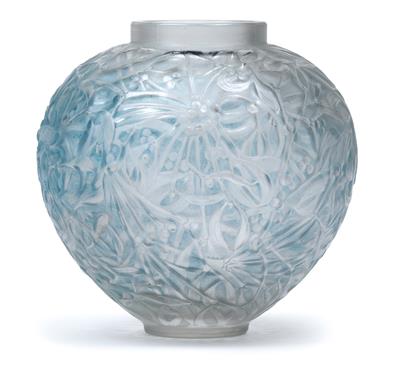 A René Lalique moulded “Gui” vase, - Jugendstil e arte applicata del XX secolo