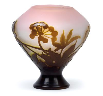 An overlaid and etched glass vase by Gallé, - Jugendstil e arte applicata del XX secolo