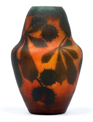 An overlaid and etched glass vase by Daum, - Jugendstil e arte applicata del XX secolo
