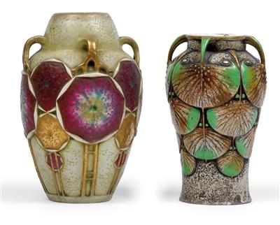Zwei Vasen mit Oesenhenkeln, - Jugendstil und Kunsthandwerk des 20. Jahrhunderts