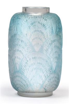 A moulded “Coquilles” vase by René Lalique, - Jugendstil and 20th Century Arts and Crafts