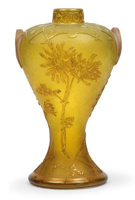 An etched glass vase by Daum, - Secese a umění 20. století