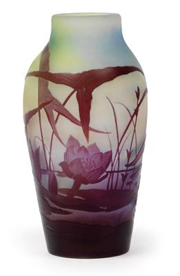 An overlaid and etched glass vase by Gallé, - Jugendstil e arte applicata del XX secolo