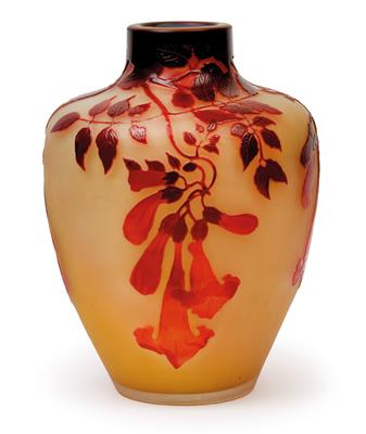 Vase mit Trompetenblüten, - Jugendstil und angewandte Kunst des 20. Jahrhunderts