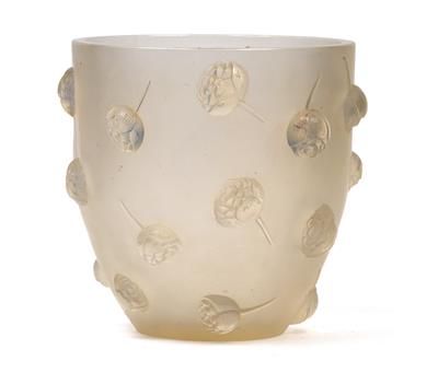 A moulded “Pivoines” vase by René Lalique, - Jugendstil e arte applicata del XX secolo