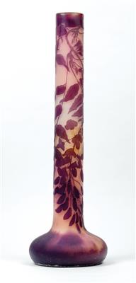 A vase with exceptionally long stem and wisteria decor, Emile Gallé, Nancy, c. 1904/06 - Jugendstil e arte applicata del XX secolo