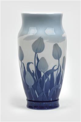 Stephan Ussing (1868-1958), große Vase mit Tulpen, Entwurf: um 1900, Ausführung: Royal Kopenhagen - Jugendstil und Kunsthandwerk des 20. Jahrhunderts