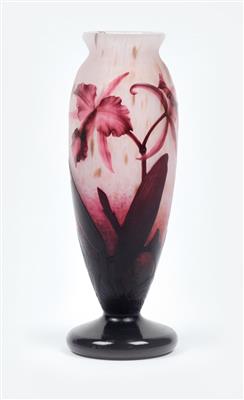 A vase with orchids, Daum, Nancy, c. 1910/15 - Jugendstil e arte applicata del XX secolo