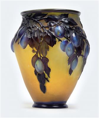 Vase mit Pflaumenzweig, Emile Gallé, Nancy, um 1925 - Jugendstil und Kunsthandwerk des 20. Jahrhunderts