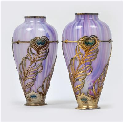 zwei Vasen aus marmoriertem Glas mit einer Montierung der Fa. Orivit AG, Köln-Ehrenfeld, um 1900 - Jugendstil und Kunsthandwerk des 20. Jahrhunderts