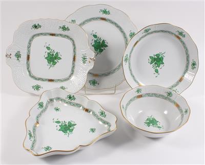 1 dreieckige Schüssel, 2 runde Schüsseln, 1 eckige, 1 runde Platte, - Antiques