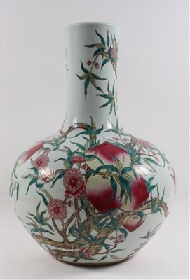 Famille rose 'Nine Peaches' Vase - Antiquariato