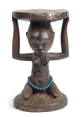 Luba, DR Kongo: Ein alter Häuptlings-Hocker der Luba, mit einer knienden Frauen-Figur als Karyatide. - Antiquitäten