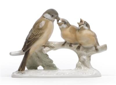 Vogelmutter füttert 2 Junge, - Antiques