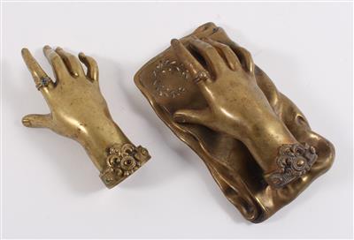 2 Briefbeschwerer in Form einer Hand, - Antiques