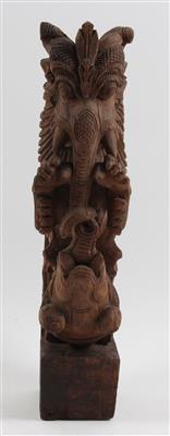 Indien: Holz-Skulptur eines mythischen Fabel-Wesens mit einem Elefanten. - Antiquariato