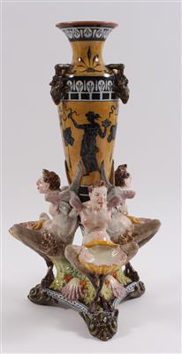 Vase mit drei Grotesken mit Muschelschalen, - Antiques