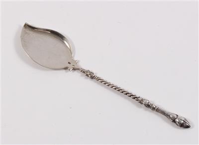 12 kleine Silber Pastetenheber mit Bocksfußenden, - Antiques