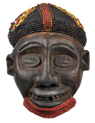 Bamileke, Kamerun-Grasland: Eine große Aufsatz-Maske, 'Kam' genannt, mit Glasperlen-Besatz. - Antiquariato