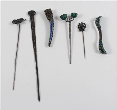 Fünf Haarnadeln und ein Fingernagelschutz - Antiquitäten