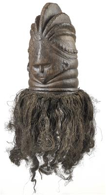 Mende, Sierra Leone: Eine alte Helm-Maske 'Sowei', mit originalem Faser-Behang. - Antiques