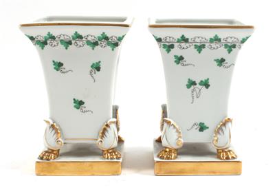Paar Vasen mit Prankenfüßen und Plinthe, - Antiquitäten
