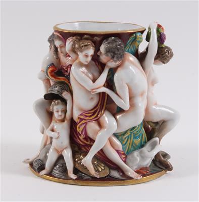 Vase mit plastischem figuralen Dekor, - Antiquariato