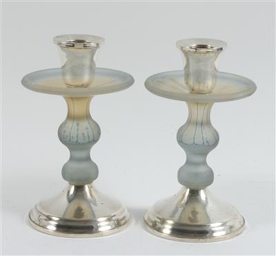 2 Glas Kerzenleuchter mit Silbermontierung, - Antiques