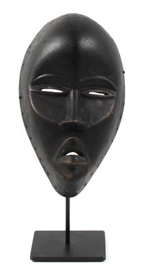 Dan, Elfenbeinküste, Liberia: Eine Maske vom Typ 'Deangle', mit geschlitzten Augen. - Antiques