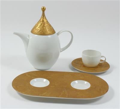 1 Mokkakanne mit Deckel, 4 Mokkatassen mit Untertassen, 1 Milch/Zucker-Tablett, - Antiques
