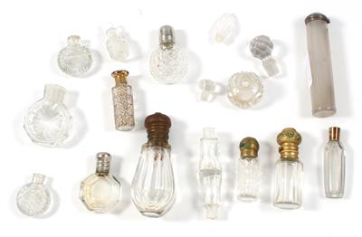 Konvolut kleiner Glasflakons teilweise mit Metallmontierungen, - Antiques