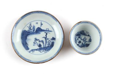 Blau-weißes Schälchen mit Untertasse mit café au lait Wandung vom Ca Mau Binh Thuan Schiffswrack, China um 1725 - Asiatica