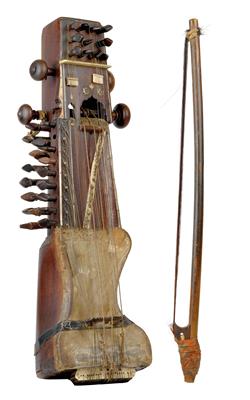 Indien, Pakistan, Afghanistan: Ein schönes, altes Saiten-Instrument, 'Sarangi' genannt, mit dazugehörendem Bogen. - Antiques